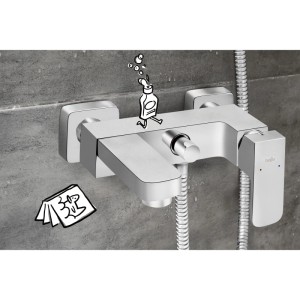 baliv Wannenarmatur WA-2530: Verchromter Einhebel-Wannenmischer mit Duschanschluss, an grauer Wand im Badezimmer.
