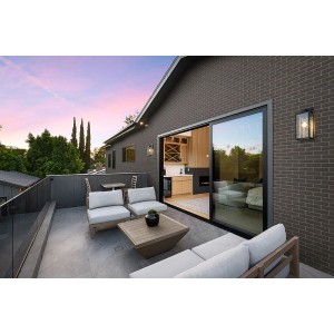 Terrasse mit dunklen Elabrick Verblendern Liverpool und Sitzmöbeln.