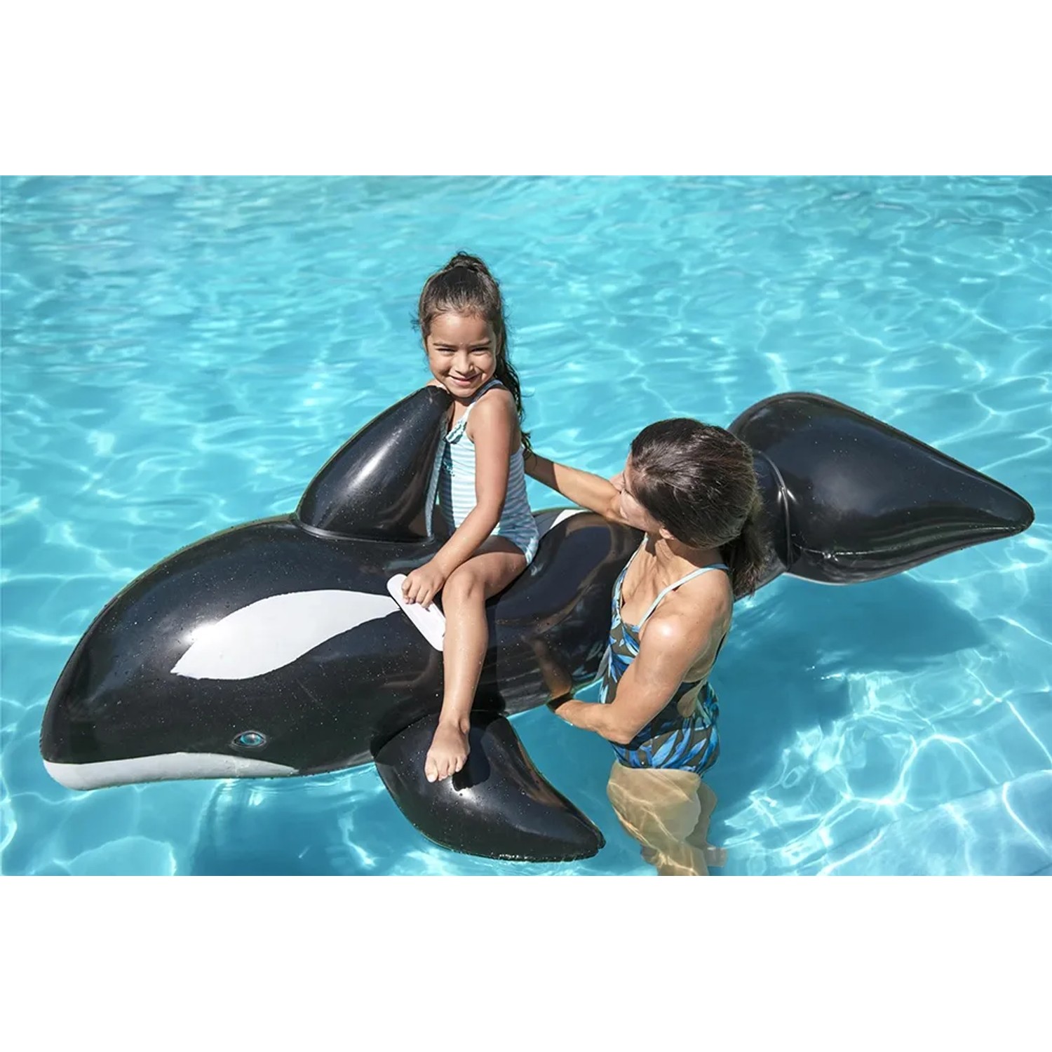 Kind auf Bestway Jumbo Wal Schwimmtier (203x102cm) im Pool mit Erwachsenem.