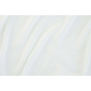Transparenter, weißer Fenstervorhang Kiran mit verdeckten Schlaufen und feinen Streifen.