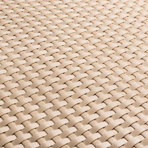 Detailaufnahme: Beige NYVI Balkon Sichtschutz aus Polyrattan mit feiner Flechtstruktur.