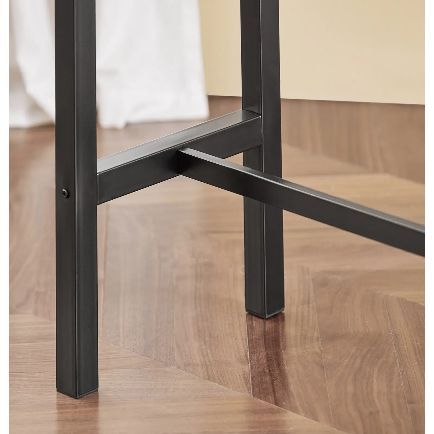 Detailaufnahme: Schwarzes Metallgestell des SoBuy Bartisch-Sets auf Holzboden.