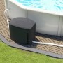 Steinbach Pool Technikbox neben Pool, schwarzes Gehäuse für Pooltechnik im Garten.