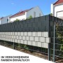 Anthrazitfarbene KARAT PVC Sichtschutzstreifen im Gartenzaun, blickdicht.