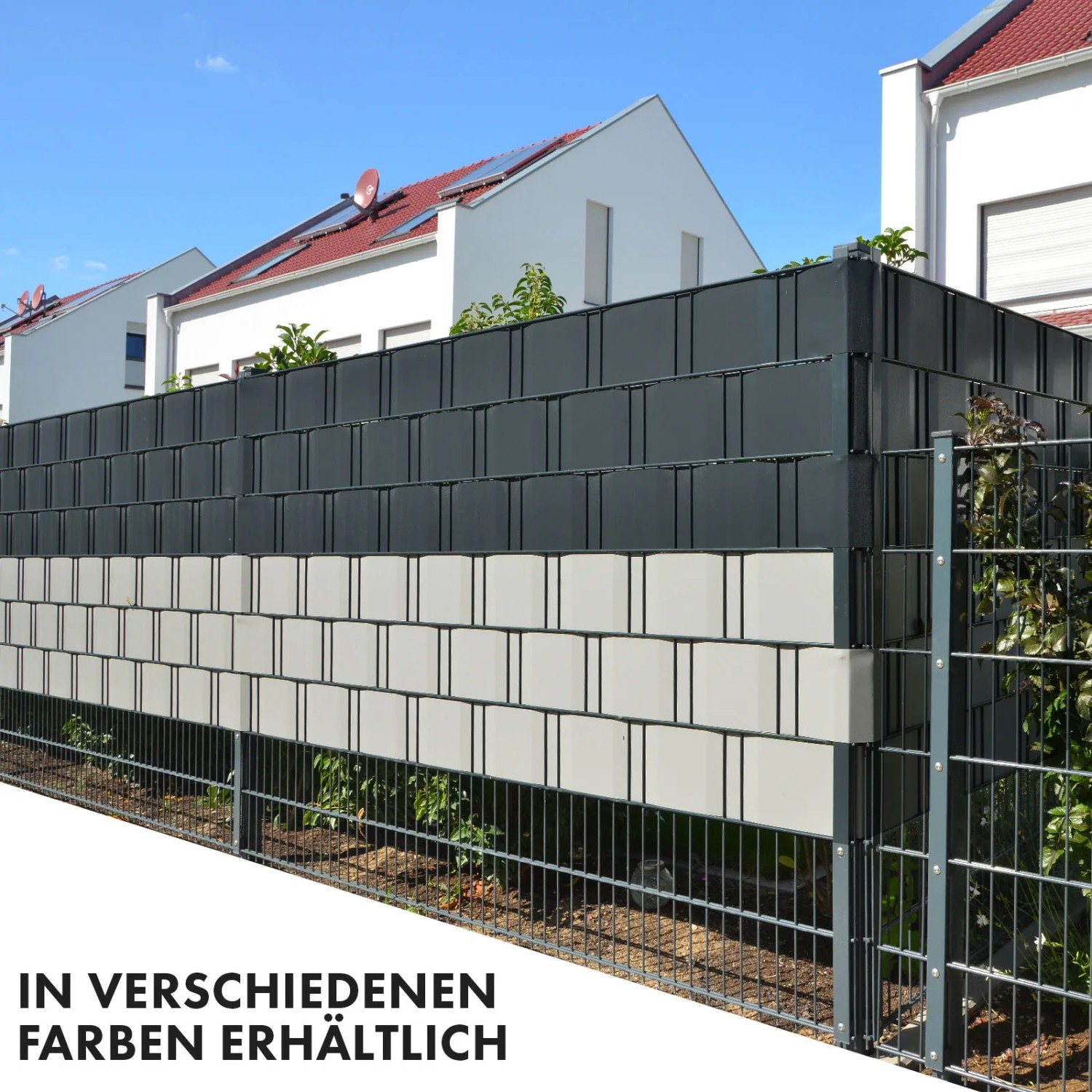 Anthrazitfarbene KARAT PVC Sichtschutzstreifen im Gartenzaun, blickdicht.