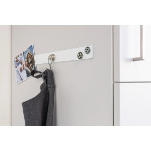 Weißer, selbstklebender Fix-o-moll Metallstreifen 1m mit Magneten und Küchentuch an grauer Wand.