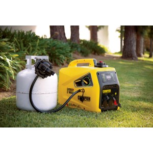 Champion Stromerzeuger Inverter DualFuel 2000W mit Gasflasche im Garten.