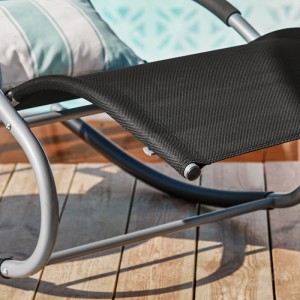 Detailaufnahme: Schwarze SoBuy Sonnenliege (2er Set) mit Metallrahmen und Kunstfasergewebe.