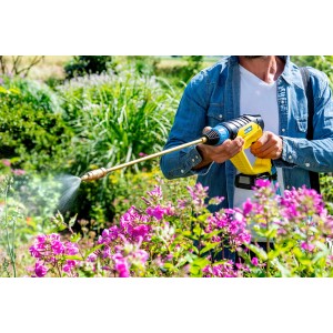 Anwender mit Gloria MultiJet Drucksprühgerät und Sprühlanzen-Set im Garten.