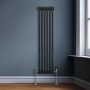Schwarzer 3-Säulen Heizkörper, 1500x292 mm, traditionelles Design für wohlige Wärme im Raum.