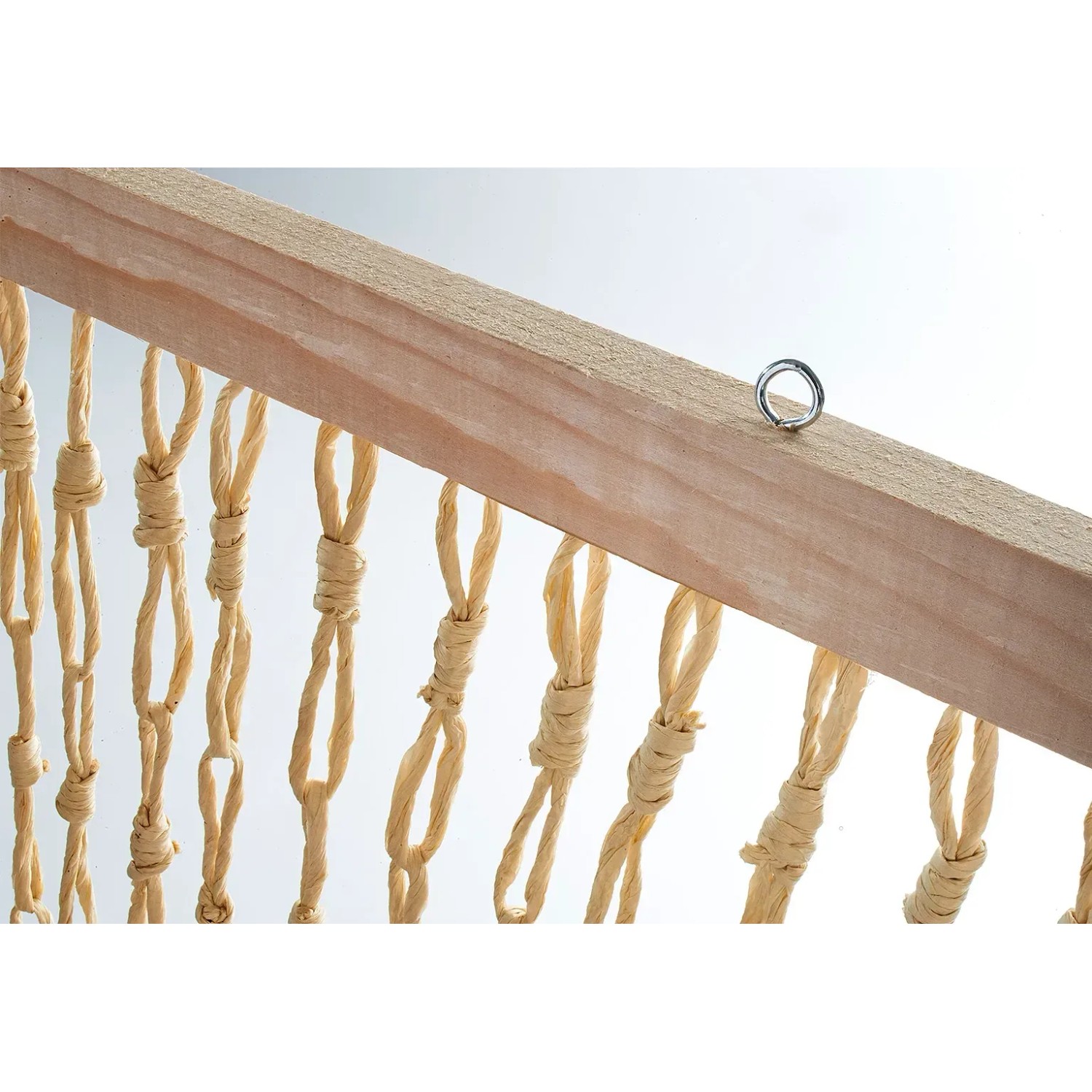 Detailansicht: Kobolo Türvorhang Insektenschutz Papiervorhang CIRCLES mit Holzleiste und Papiersträngen.