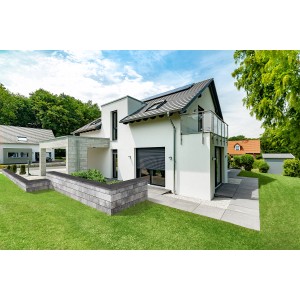 EHL Mauerstein Tribus CityPur in Grau-Anthrazit-Nuanciert als Gartenmauer vor modernem Haus.