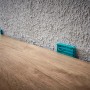 Verlegung von Laminat mit Keilen aus dem wolfcraft Verlege-Set für Laminat- und Designboden.