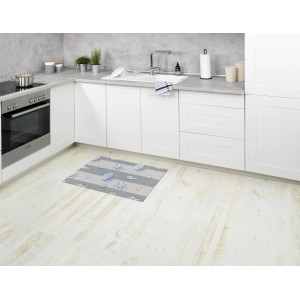 Mehrfarbige Wenko Badematte Mare 50x80 cm mit maritimem Muschel-Design im Badezimmer.