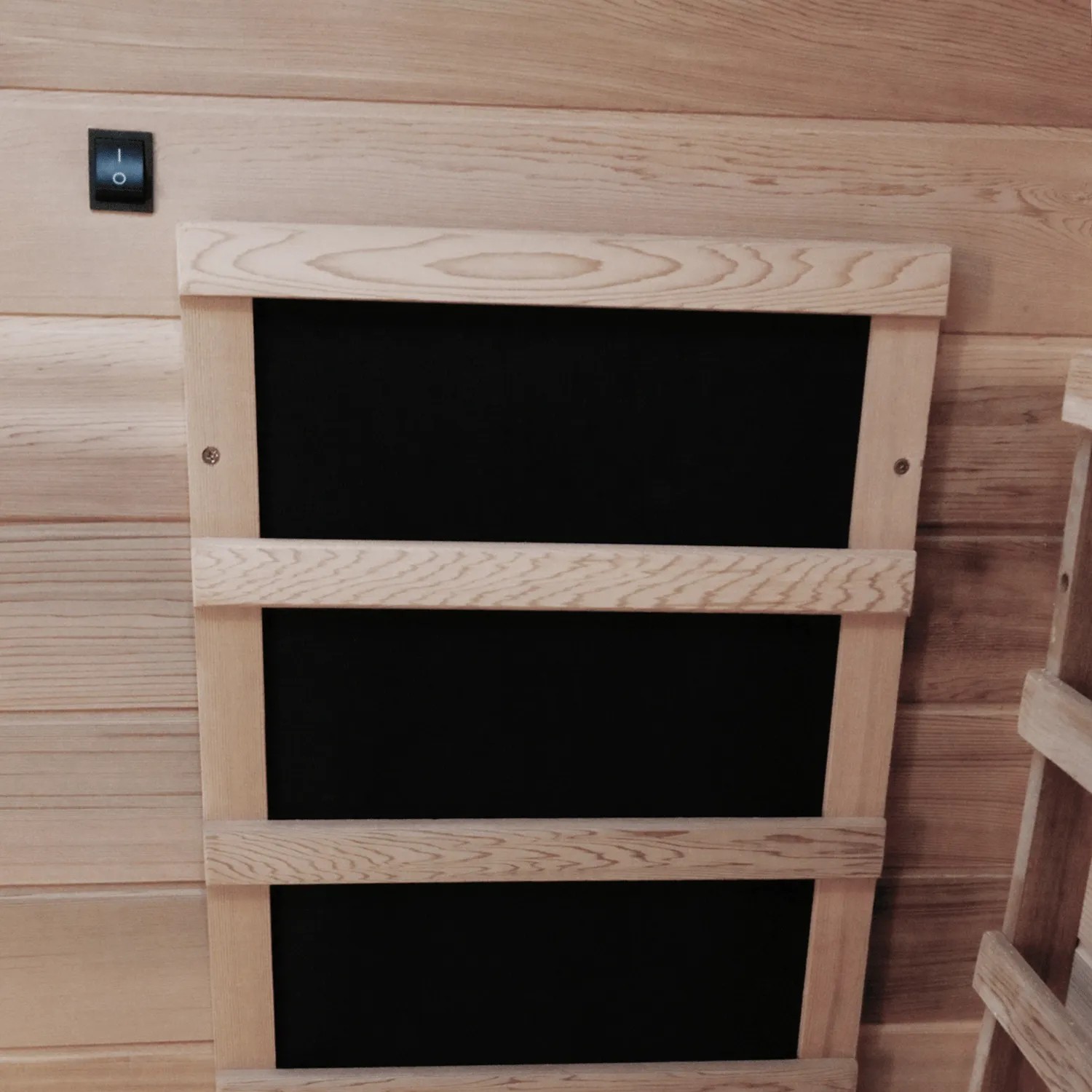 Detailansicht Infrarotkabine Pierson Pro mit Karbonstrahler aus Hemlock Zeder.