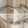 Gebürsteter Edelstahl 304 Handlauf mit Halterungen an Holzwand. Zeigt flexible Montage für Ecken und gerade Abschnitte.
