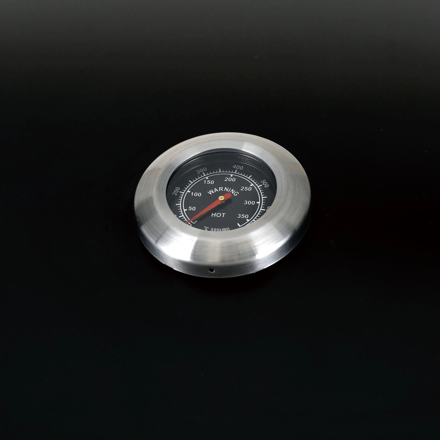 Detailaufnahme des Deckelthermometers vom tepro Gasgrill Mayfield.