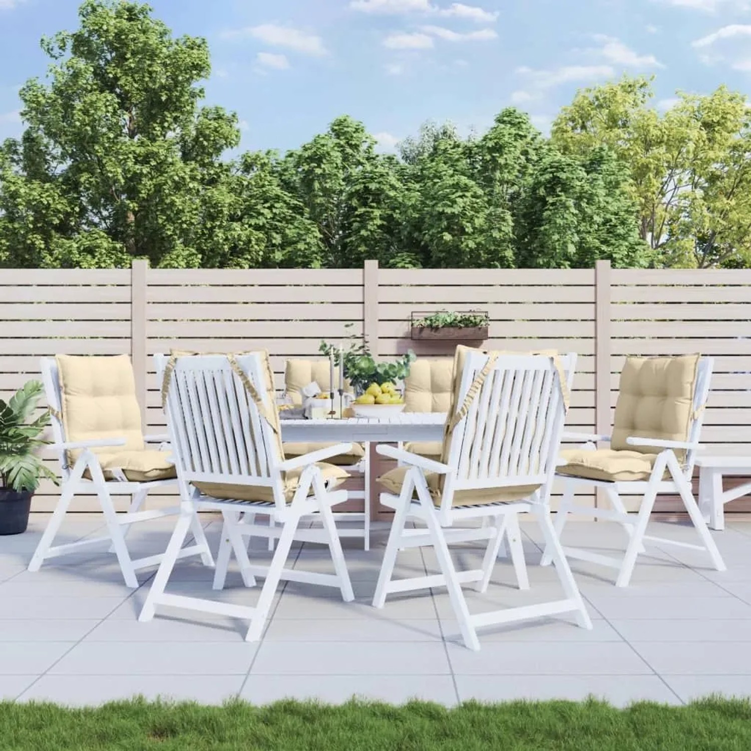 6 beige Niedriglehner-Auflagen aus Oxford-Gewebe auf weißen Gartenstühlen im Außenbereich. Komfortable Sitzkissen.