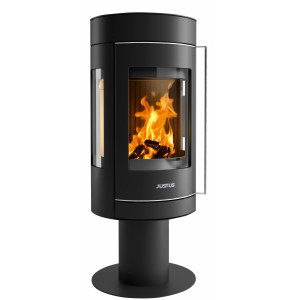 Justus Meva Kaminofen, Stahl schwarz, 5,5 kW mit brennendem Holz. Moderner Schwedenofen für gemütliche Wärme.