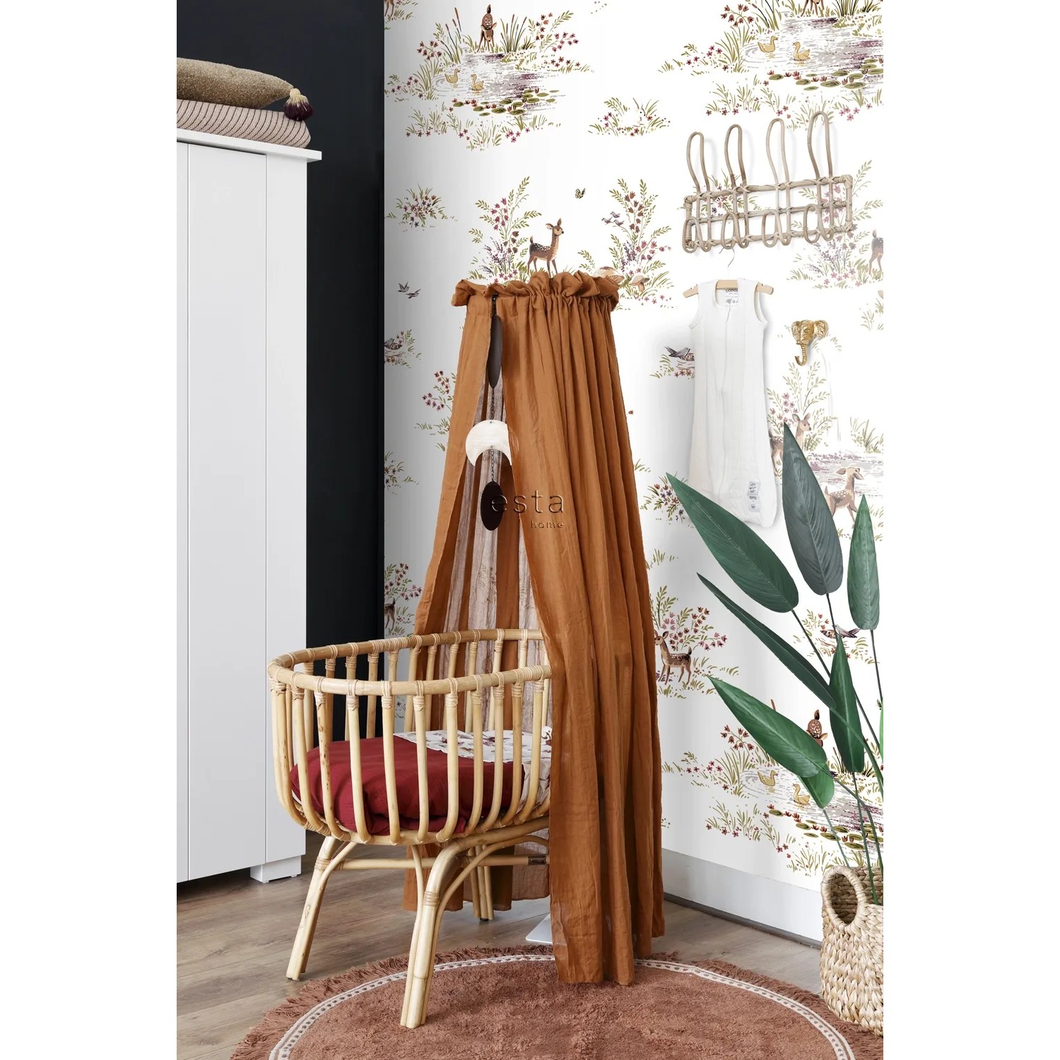 ESTAhome Fototapete Hirsche in Grün/Braun (200x279 cm) im Kinderzimmer mit Babybett und Baldachin.