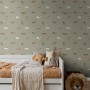 Grüne Vliestapete mit niedlichen braunen und weißen Hunden, ideal für Kinderzimmer. Dekorative Tapete.