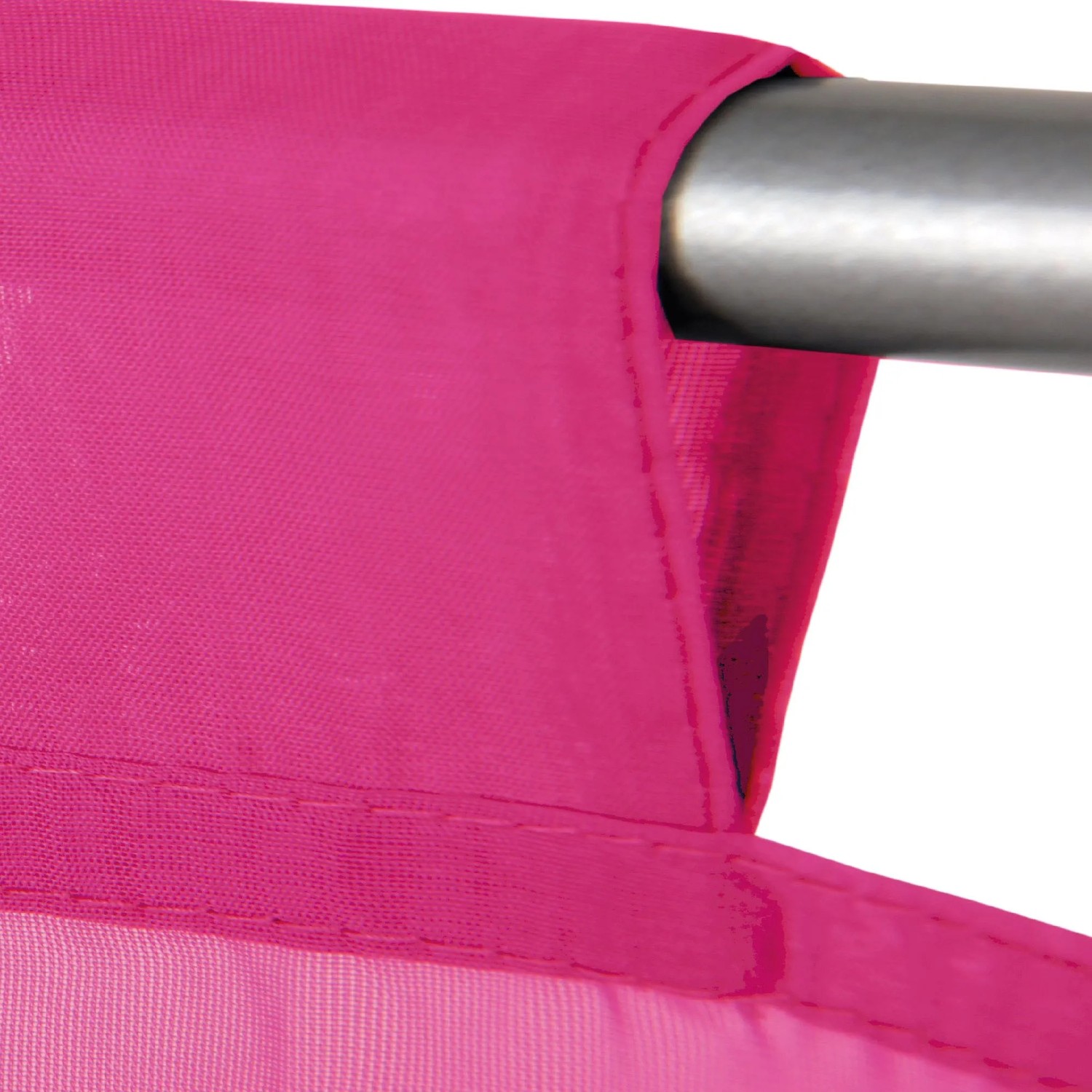 Detailaufnahme: Pinke Bistrogardine mit Stangendurchzug für Fenstervorhänge.