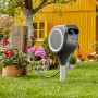 Gardena RollUp M Gartenschlauchbox mit 20m Schlauch im Garten, mit Wasserhahn verbunden.