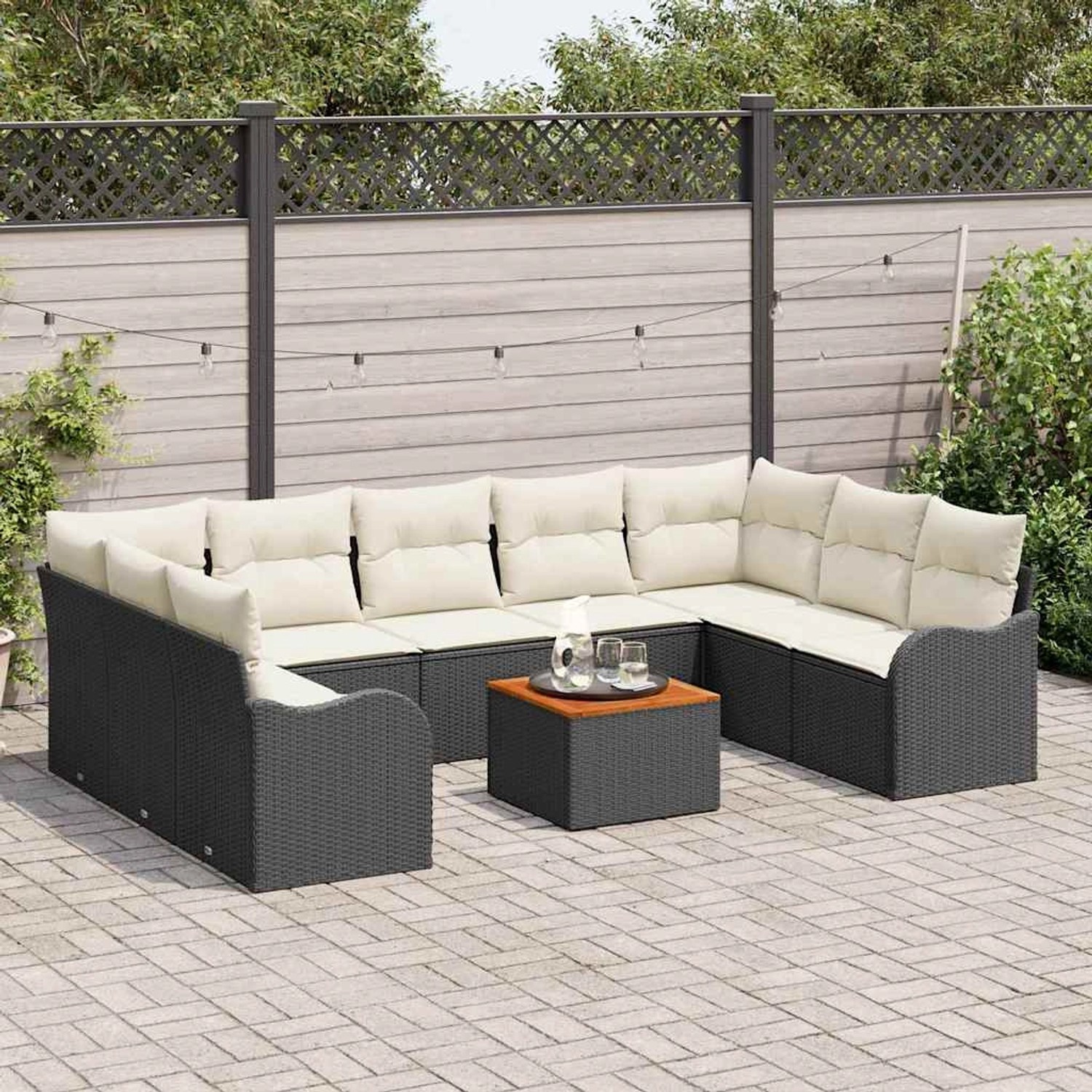 Schwarzes 10-tlg. vidaXL Garten-Sofa-Set aus Poly Rattan mit Tisch und cremefarbenen Polstern.