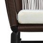 Detailaufnahme: Braunes Rattan Bistro-Set mit cremeweißem Kissen. Gartenmöbel für entspannte Stunden.