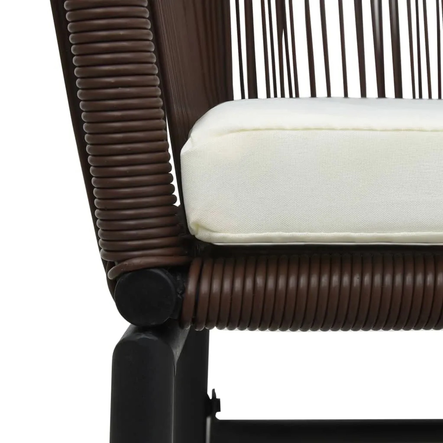Detailaufnahme: Braunes Rattan Bistro-Set mit cremeweißem Kissen. Gartenmöbel für entspannte Stunden.