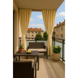 Beige Setgarden Outdoor Vorhänge (155x240 cm) auf einem Balkon mit Gartenmöbeln.