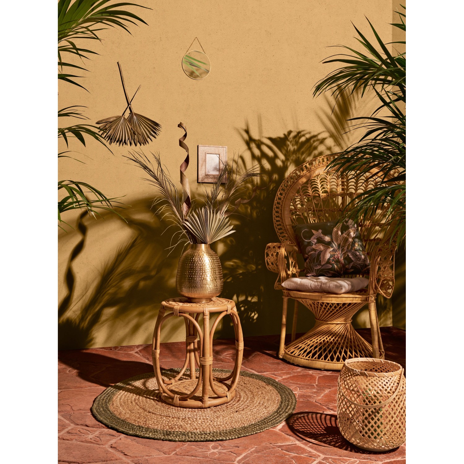 Runder Beistelltisch Safari Lodge aus Rattan, 45 cm hoch, in Natur. Dekorative Ablage im Safari-Stil.