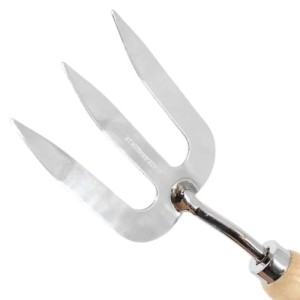 Nahaufnahme der glänzenden Galaflor Pflanzgabel aus Edelstahl mit 3 Zinken und Holzgriff.