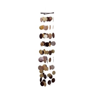 Buntes Capiz Windspiel aus Holz mit schimmernden Muschelplättchen. Handgefertigter Dekoartikel für Balkon & Garten.