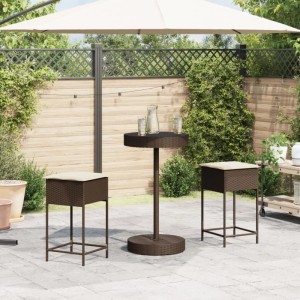 Braunes 3-tlg. vidaXL Gartenbar-Set aus Polyrattan mit Tisch und Hockern inklusive Kissen.