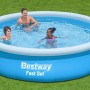 Blauer Bestway Fast Set Aufstellpool mit aufblasbarem Rand, Familie badet im Wasser auf grünem Rasen. Rundes Schwimmbecken.