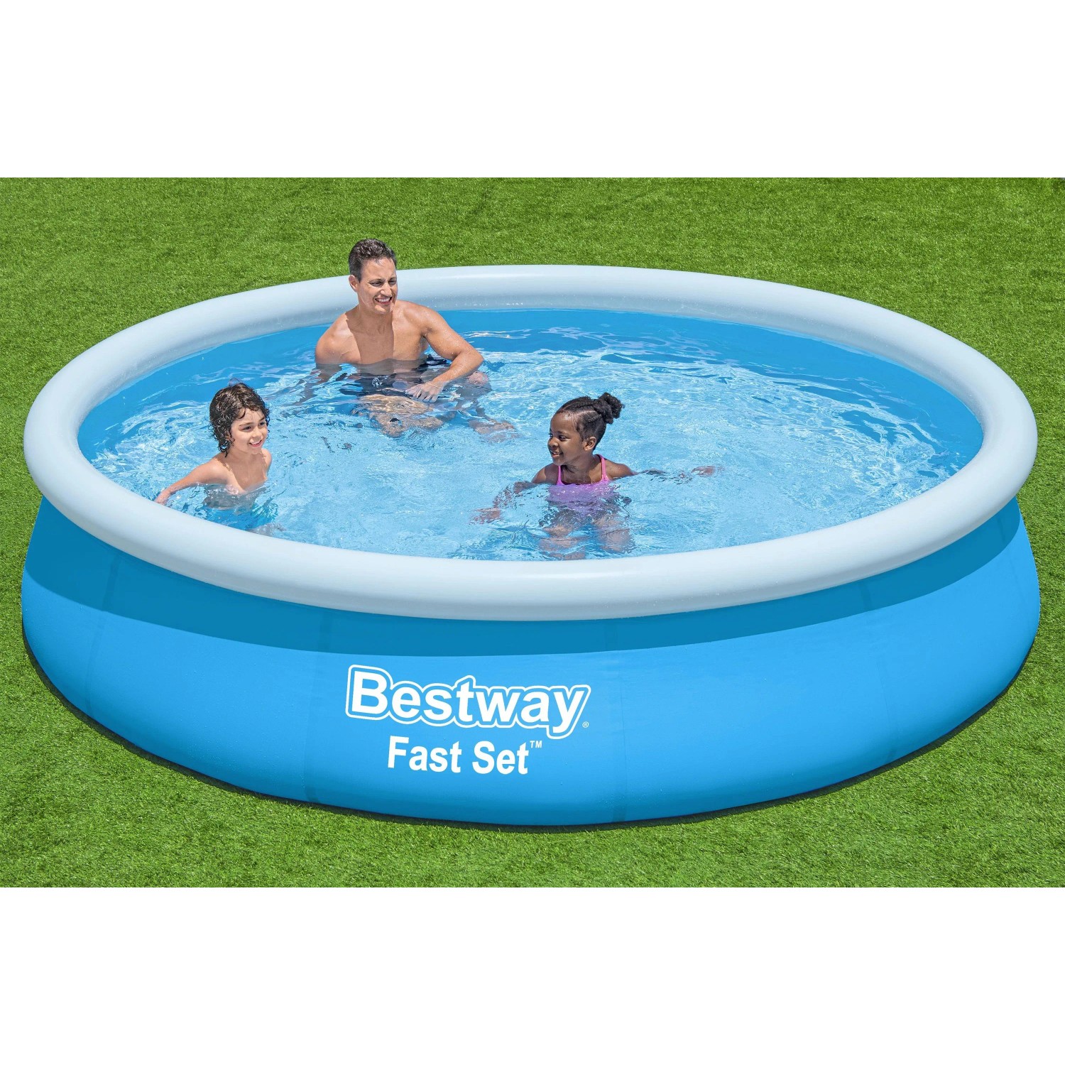 Blauer Bestway Fast Set Aufstellpool mit aufblasbarem Rand, Familie badet im Wasser auf grünem Rasen. Rundes Schwimmbecken.