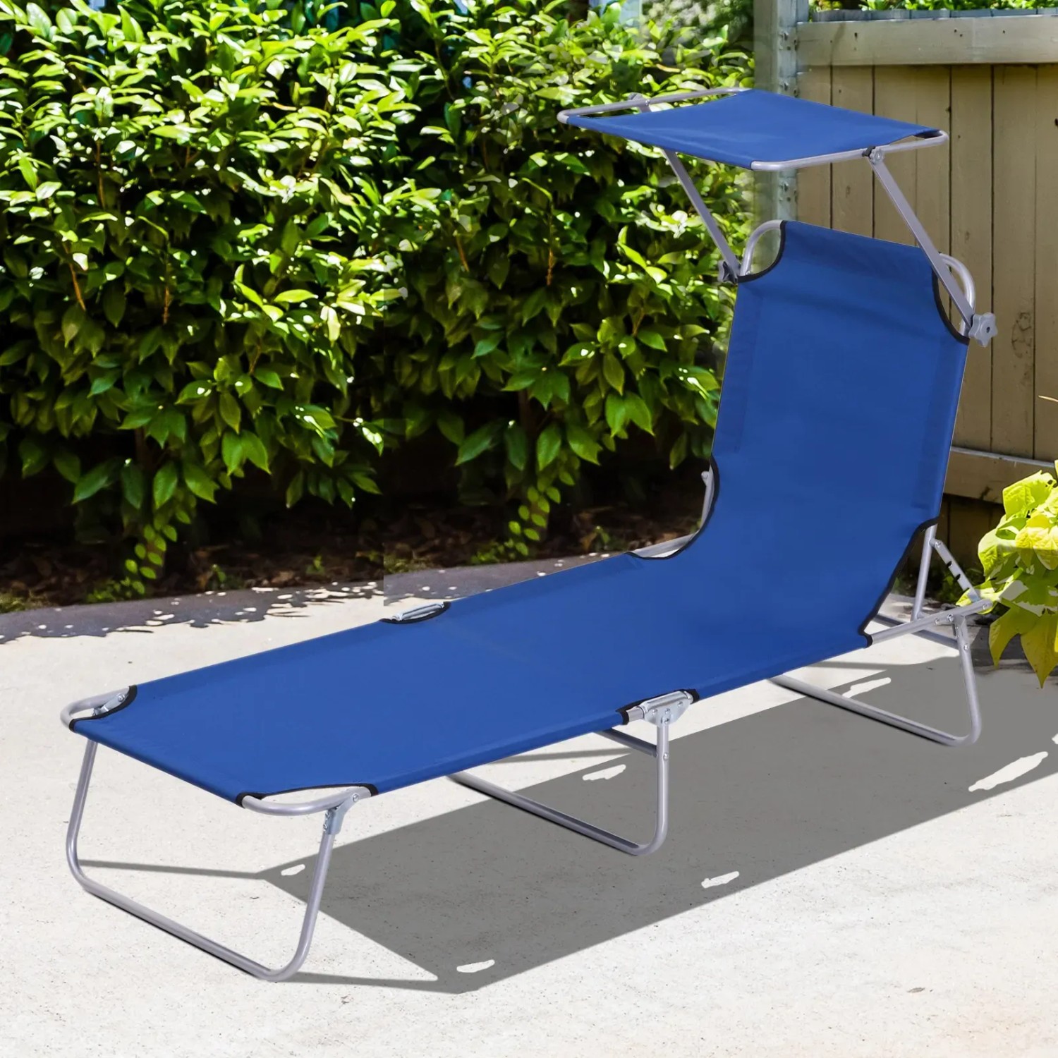 Blaue Outsunny Sonnenliege mit Dach, klappbar und bis 120 kg belastbar.
