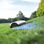 Ecovacs Mähroboter Goat O1200 auf Rasenhang, Steigung 45%, weiß-schwarz.