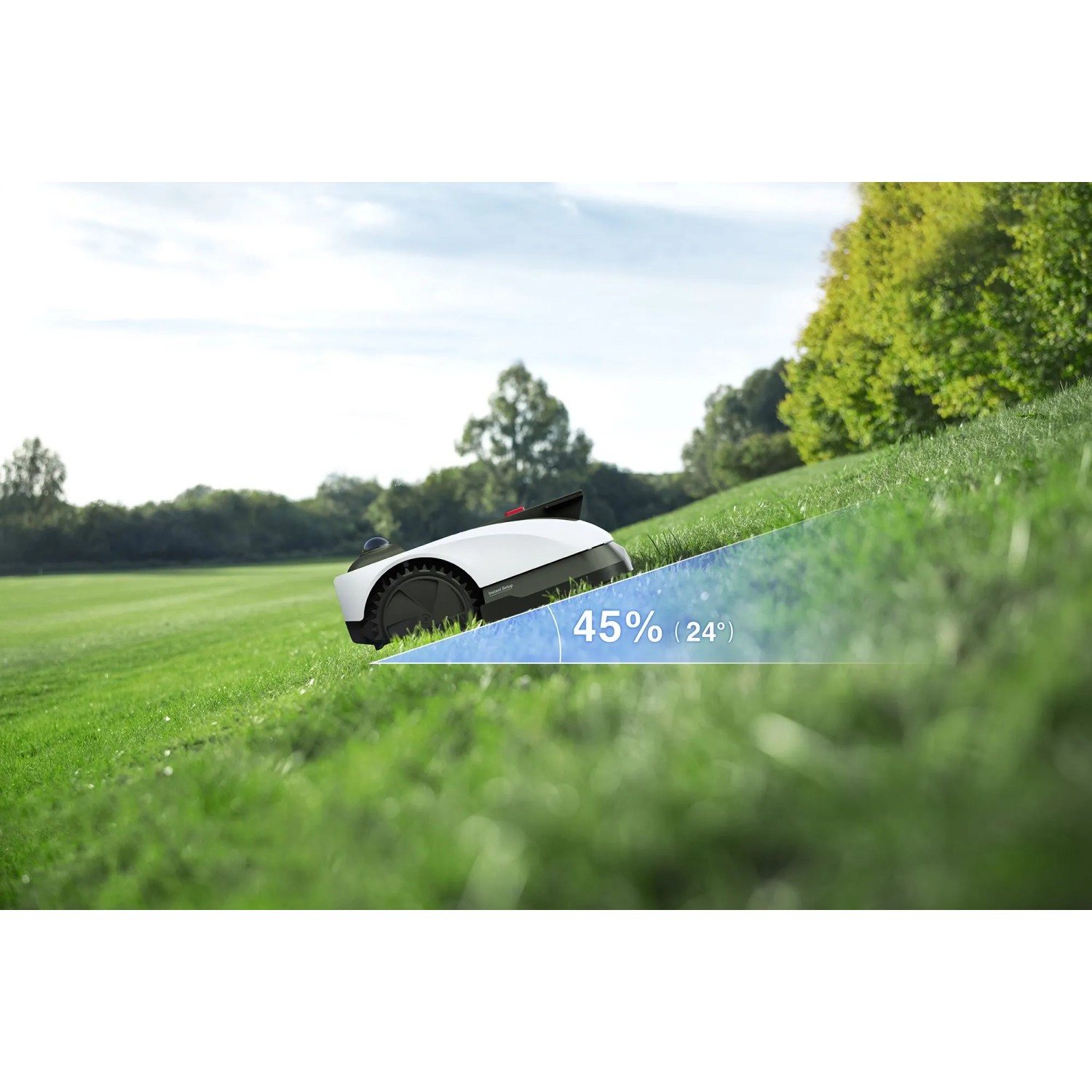 Ecovacs Mähroboter Goat O1200 auf Rasenhang, Steigung 45%, weiß-schwarz.