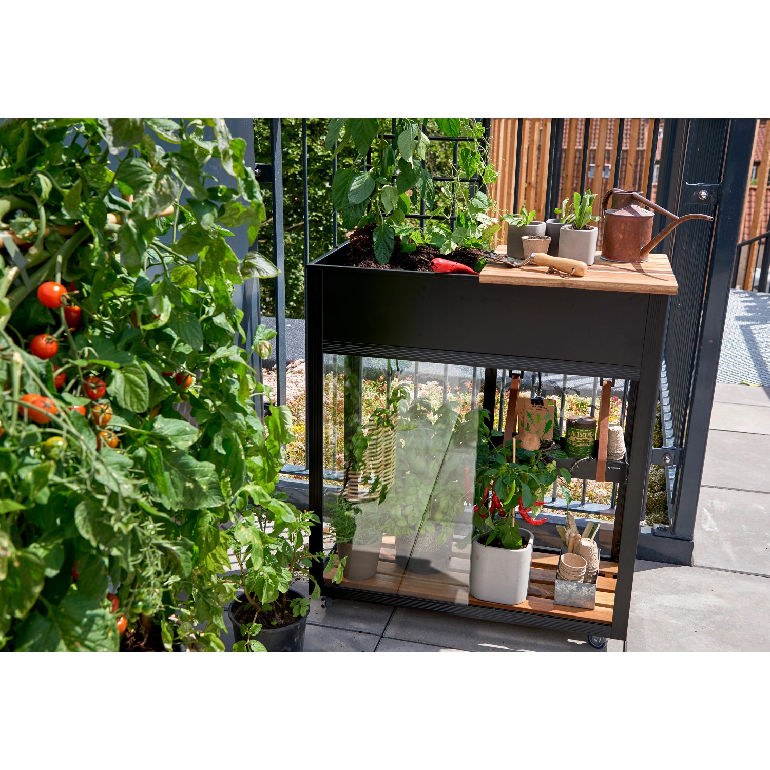 Juliana Gewächshaus Urban Vertical mit Pflanzen auf Balkon oder Terrasse.