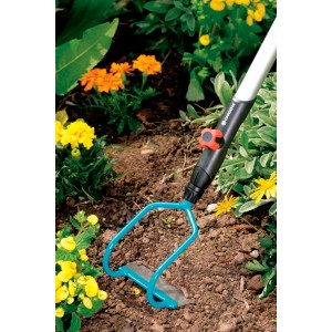Gardena combisystem Bügelzughacke, 12 cm, im Einsatz zum Unkraut jäten und Boden lockern.