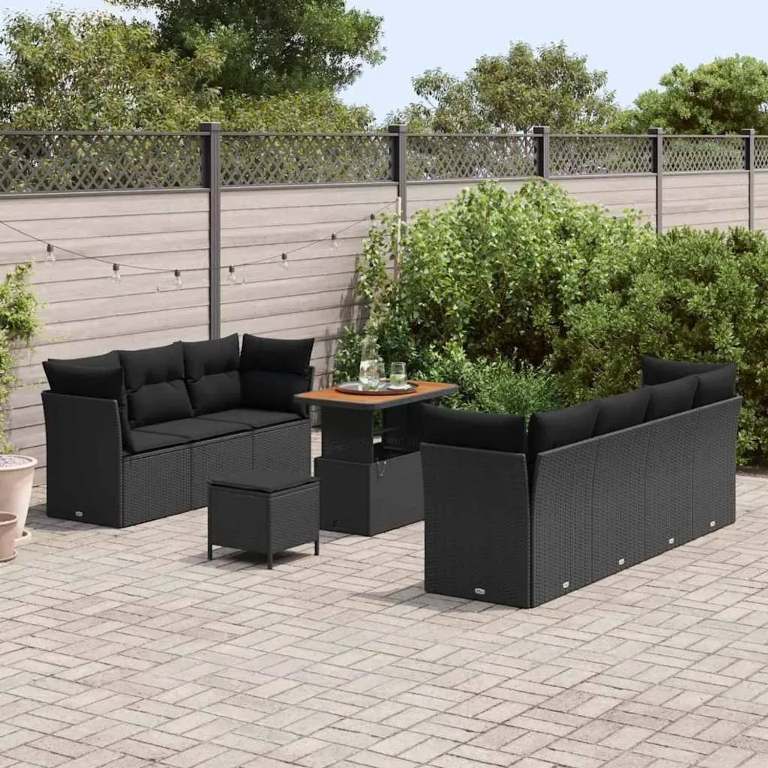 Schwarzes 10-teiliges Gartenmöbel Set aus Polyrattan mit Akazientisch und Kissen.