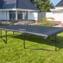 Schwarze Salta Wetterschutz-Abdeckung auf rechteckigem Trampolin im Garten.