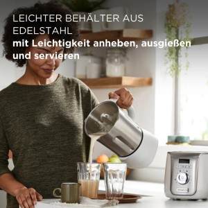 Frau gießt cremiges Getränk aus dem leichten Edelstahl-Mixaufsatz des Kenwood Standmixers in Gläser. Weiß-graues Haushaltsgerät.