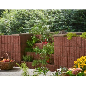 Beispiel einer Gartengestaltung mit braunen Kann Pflanzsteinen Mini als Hangbefestigung und Bepflanzung.