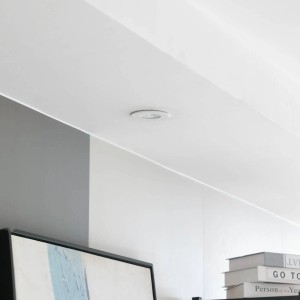Weißer Arcchio LED Einbaustrahler Lirin aus Aluminium in Decke integriert.