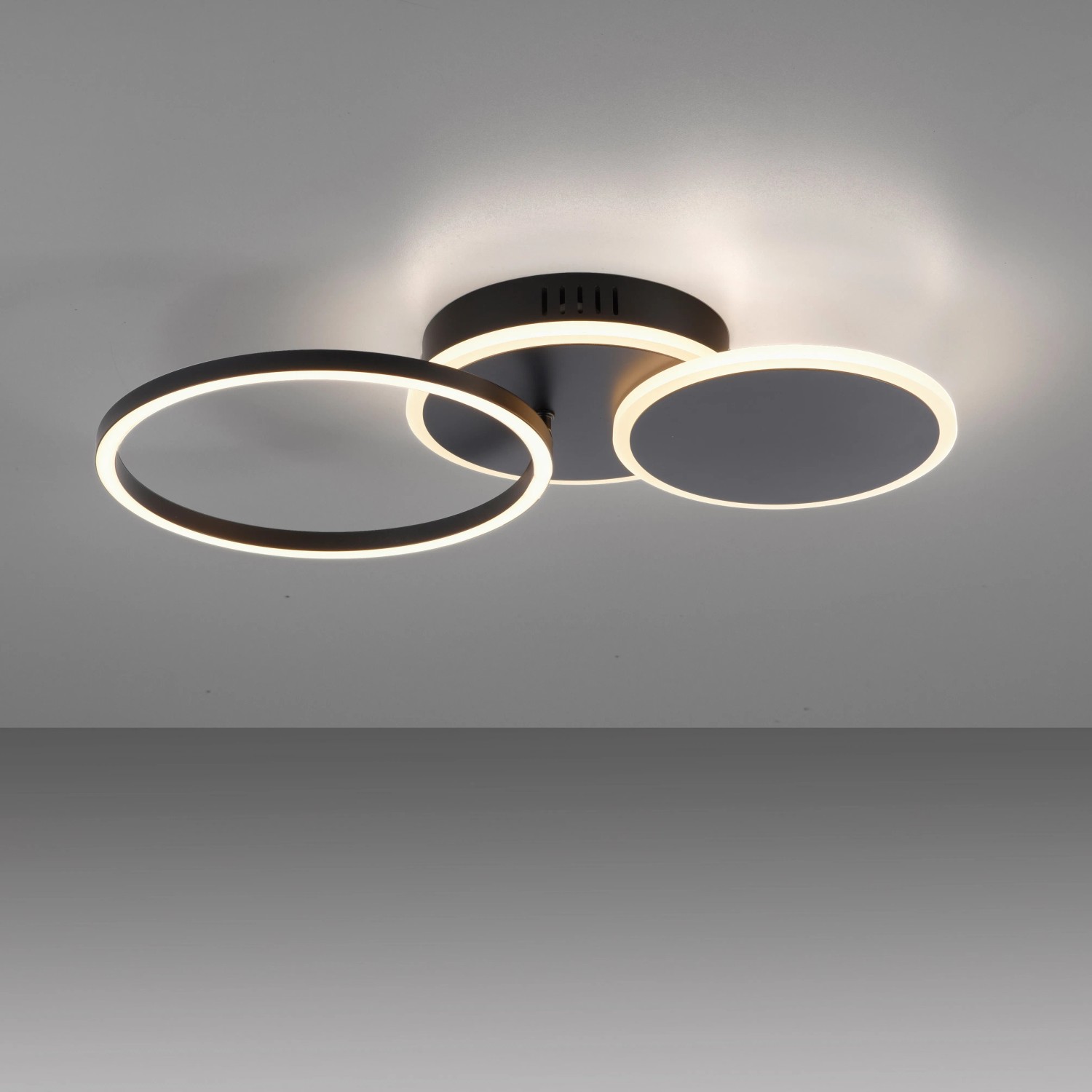 Moderne, schwarze LED-Deckenleuchte Sevent mit schwenkbarem Ring für Wohnräume.
