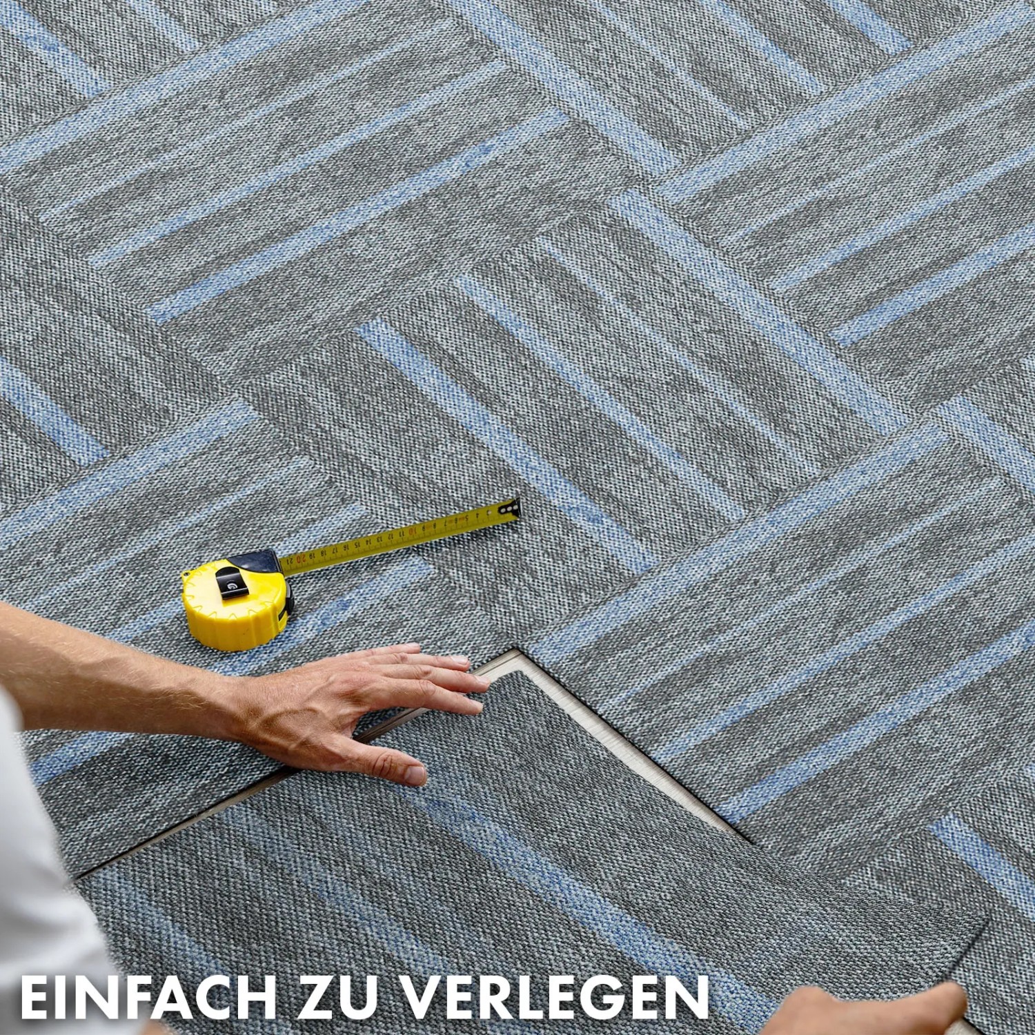 Verlegen der blauen Floordirekt Teppichfliese Zürich (50x50) mit Maßband. Schalldämmend und selbstliegend.