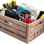 Klappbox Midi in Holzoptik (15,8 l) gefüllt mit Werkzeugen wie Hammer, Schraubenzieher und Bohrmaschine.